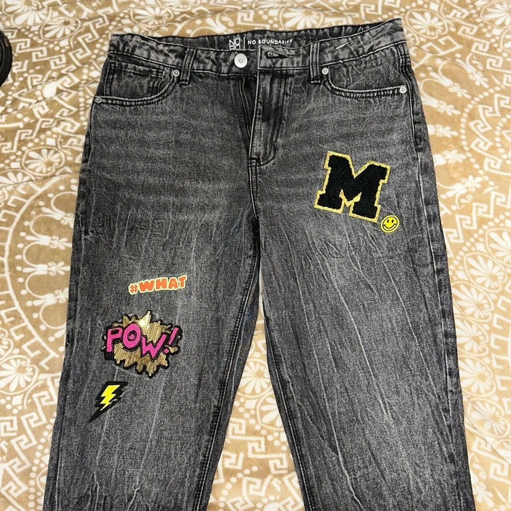 NO BOUNDAIRES HIGH RISE MOM JEANS " FUN DECALS" SIZE 11
